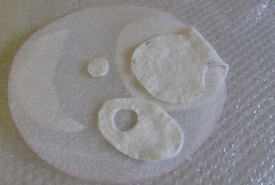 Integrating Partial Felt shapes into the fiber layout around a simple circular shape (Vianne Sleypen’s work, Felt West, Perth, Western Australia workshop, 2012)