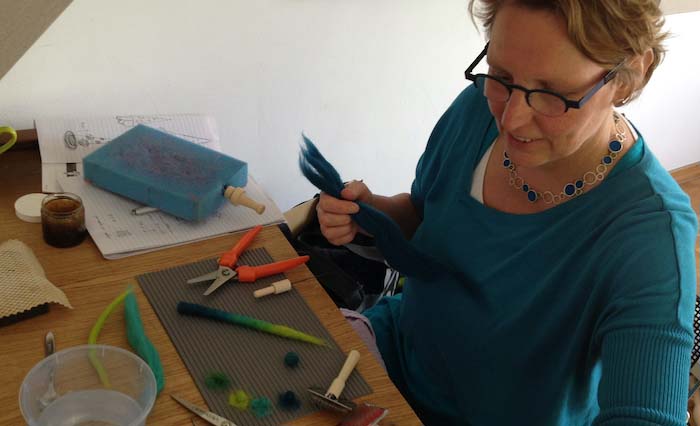 Ellen Baker preparing a cord with color gradation, Happerschoss workshop, Germany, 2013